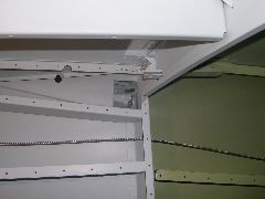 Installazione del nutplate per l'attacco della barra di collegamento dei flaps