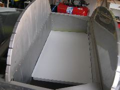 Il pavimento del bagagliaio anteriore dopo la verniciatura è appoggiato per le verifiche