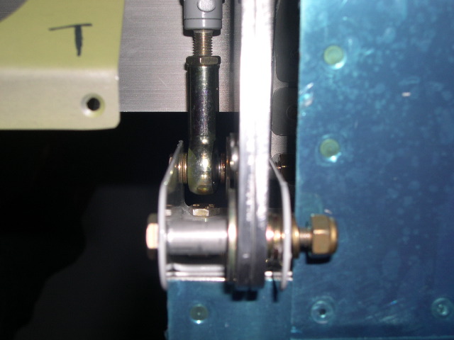 Attaccco del tubo push-pull all'alettone