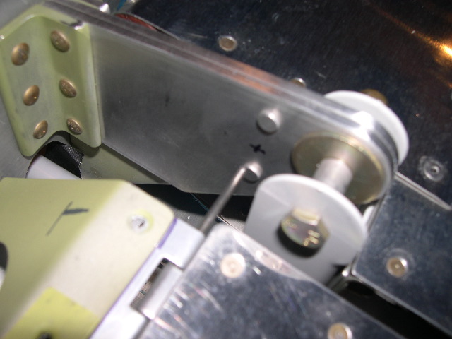Un forellino nella cerniera del'alettone consentirà di togliere il flap facilmente in caso di manutenzione