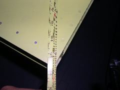 Lato sx. Per essere più preciso ho forato un metro in metallo così da misurare correttamente il centro dello stesso rivetto per entrambi i lati.
